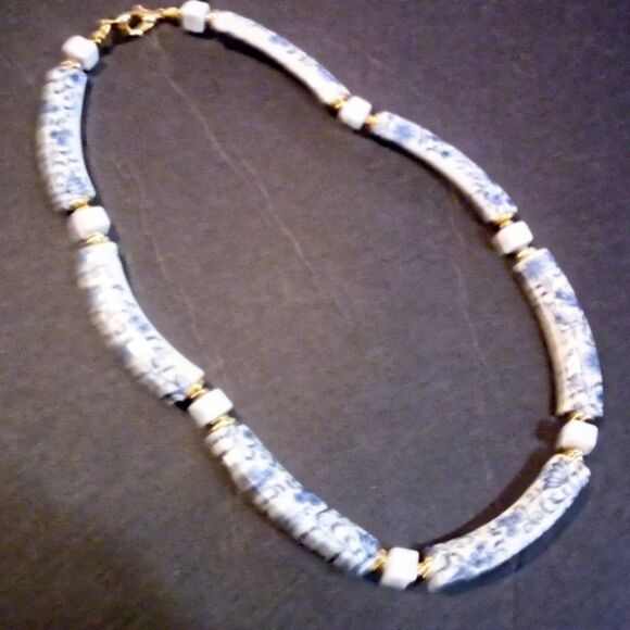 Vintage Blue and White Floral Print Curved Bar Necklace Signed Japan - Picture 4 of 4